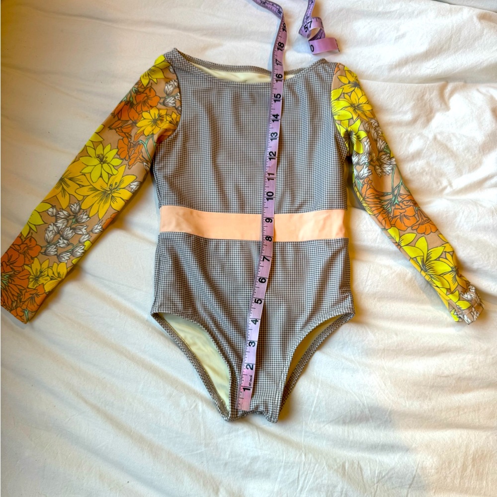 Mini Seea long sleeved one peice. 4-5 T. Runs a little small. Great shape